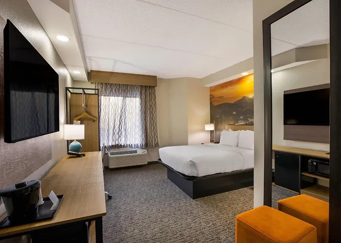 Hotel with view: Clarion Pointe Sevierville-Pigeon Forge